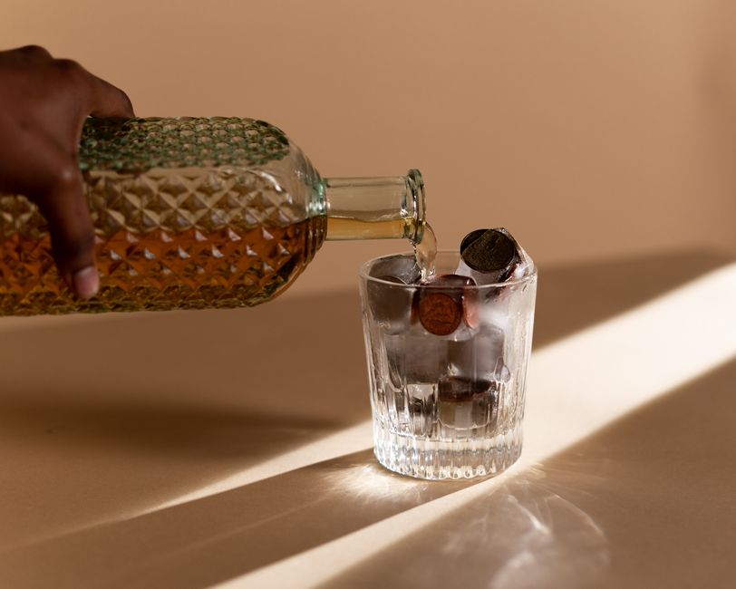 Whiskystenar eller iskulor – så kyler du utan att späda whiskyn